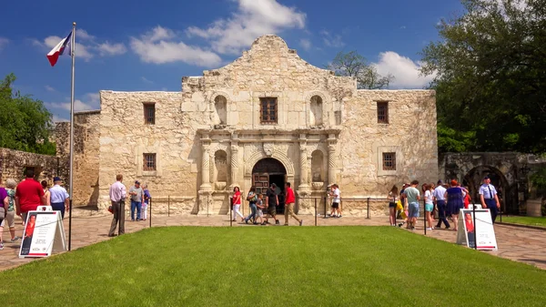 Turistas visitam o Álamo Histórico em San Antonio, Texas Fotos De Bancos De Imagens