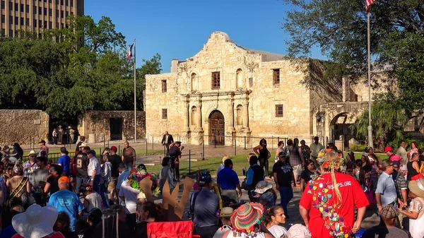 Menigte verzamelt voor het jaarlijkse Fiesta San Antonio viering vooraan — Stockfoto