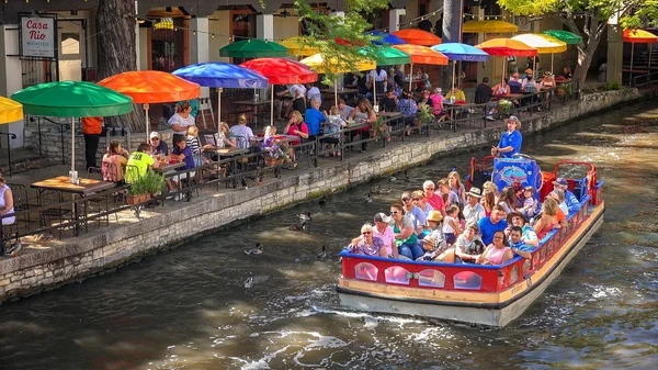 Turbåt på floden San Antonio vid floden vandringen i San Anto Royaltyfria Stockbilder