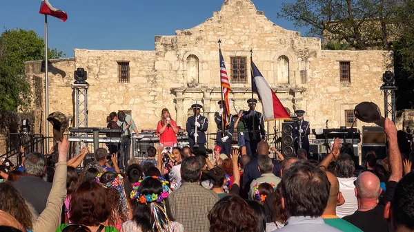 Folkmassa samlar för årliga Fiesta San Antonio firande framför Royaltyfria Stockfoton