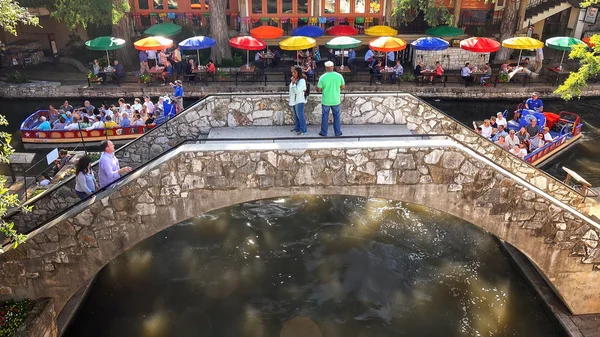 Ponte de cruz turistas no passeio do Rio San Antonio em San Antonio, Fotos De Bancos De Imagens