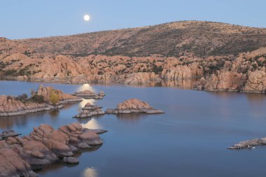 Watson gölde yükselen supermoon