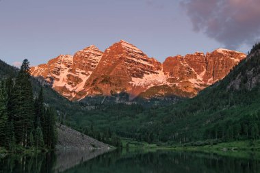 Bordo çan güneş doğarken
