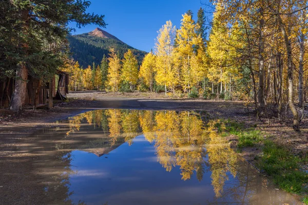 Pa? ac Bielawa in herfst weerspiegeld — Stockfoto