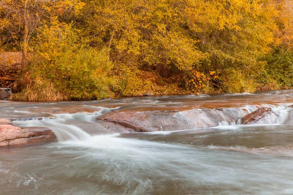 Corriente de flujo rápido en otoño —  Fotos de Stock