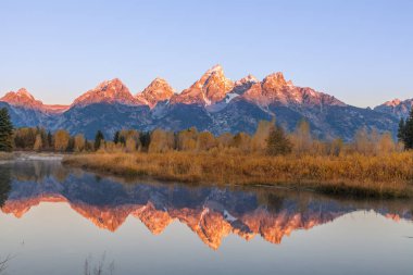 Sonbahar gündoğumu yansıma