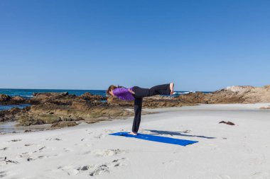 Kumsalda Yoga uygulamak