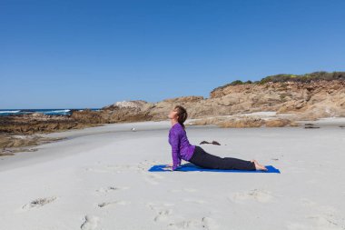 Kumsalda Yoga uygulamak