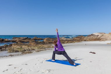 Kumsalda Yoga uygulamak