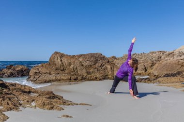 Kumsalda Yoga uygulamak