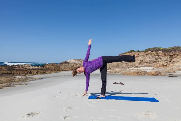 Beoefenen van yoga op het strand — Stockfoto