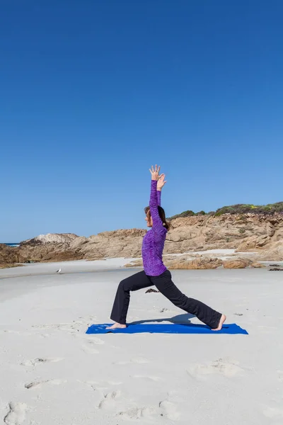 Yoga am Strand praktizieren — Stockfoto