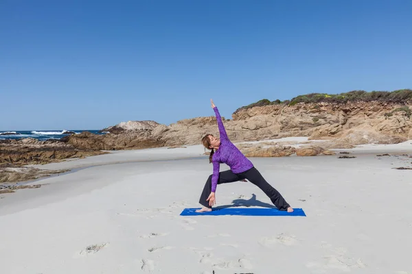 Yoga am Strand praktizieren — Stockfoto