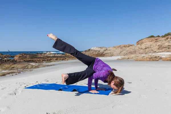 Beoefenen van yoga op het strand — Stockfoto