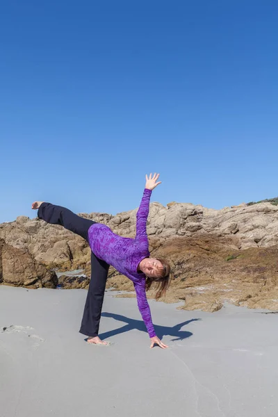 Yoga am Strand praktizieren — Stockfoto