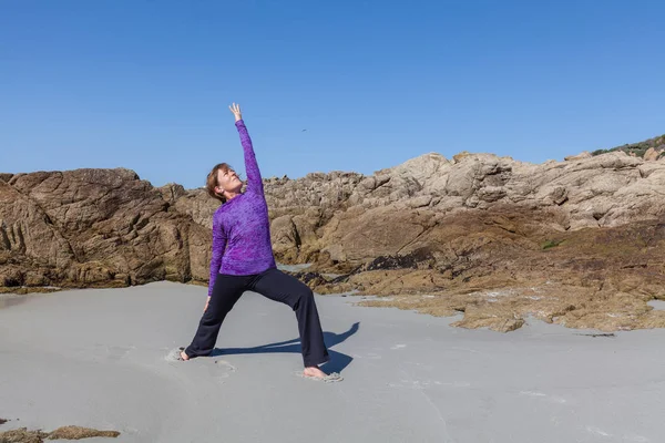 Beoefenen van yoga op het strand — Stockfoto