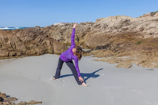 Yoga am Strand praktizieren — Stockfoto