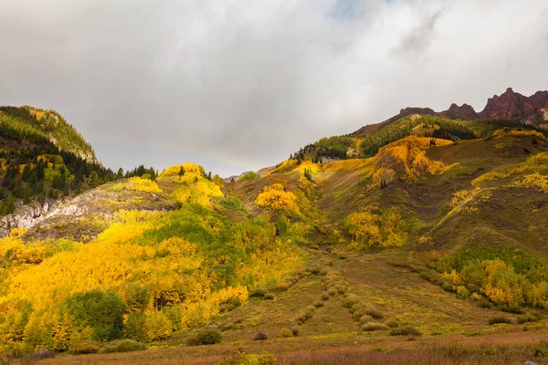 虹と秋の山 — ストック写真