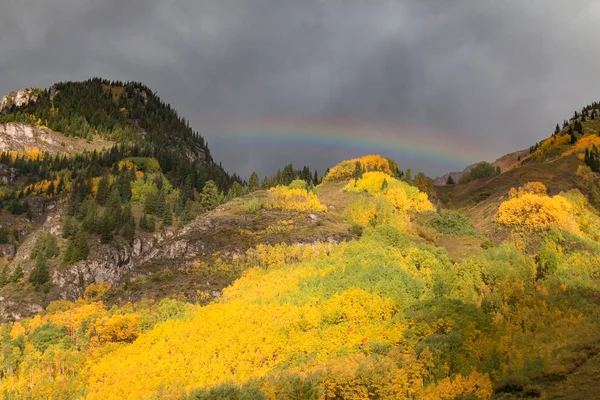 Arco iris y montañas en otoño — Foto de Stock