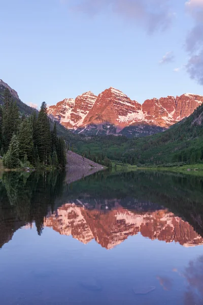Kestane rengi çan gündoğumu yansıma