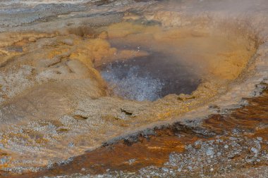 Renkli jeotermal kaplıca