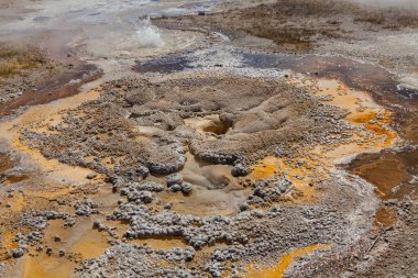 Renkli jeotermal kaplıca