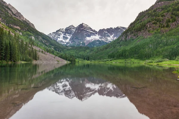 Летнее отражение Maroon Bells — стоковое фото