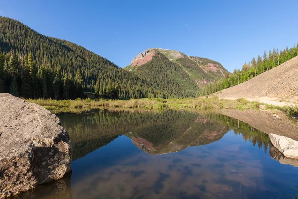 Riflessioni sulle montagne rocciose — Foto Stock