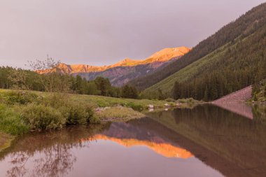 Dağ günbatımı yansıma