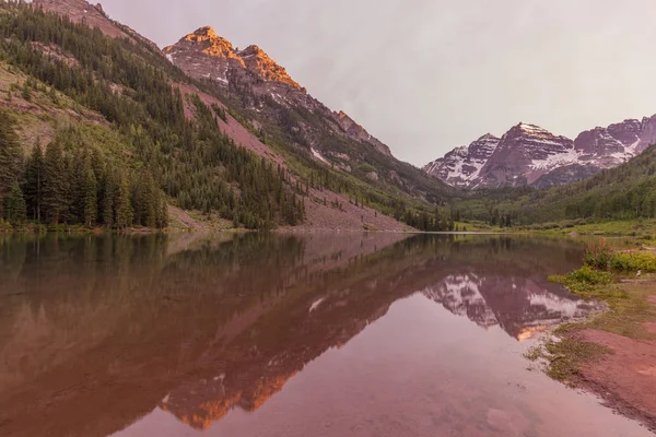 Zachód słońca Reflection góry — Zdjęcie stockowe