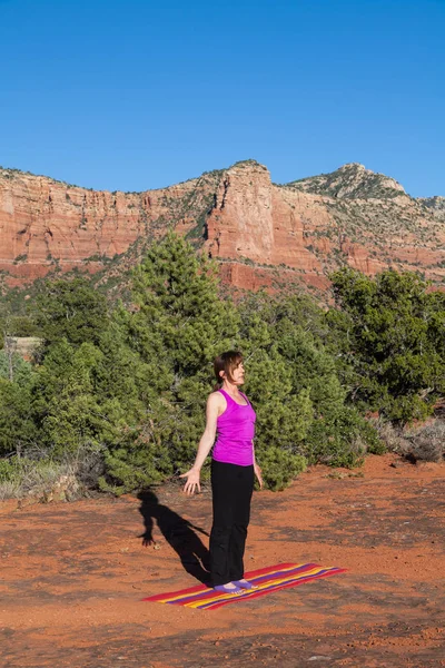 Frau praktiziert Yoga bei sedona — Stockfoto