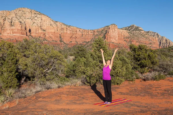 Donna che pratica Yoga a Sedona — Foto Stock