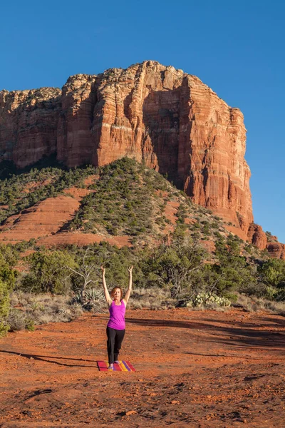 Mujer practicando yoga en Sedona —  Fotos de Stock