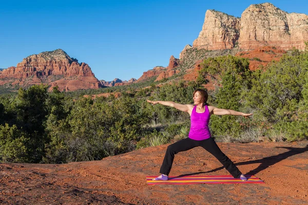 Žena cvičí jógu v Sedona — Stock fotografie