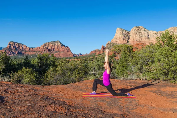 Žena cvičí jógu v Sedona — Stock fotografie