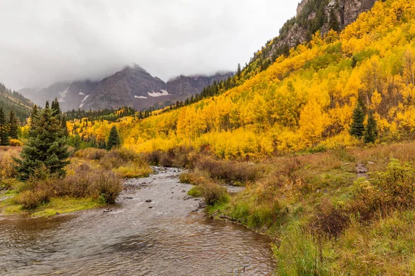 Осень в Maroon Bells — стоковое фото