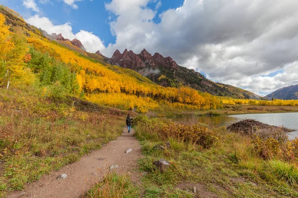 Caminhada de outono no Maroon Bells — Fotografia de Stock