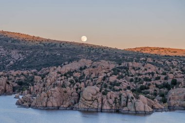 Ayın yükselişine üzerinde Watson Gölü