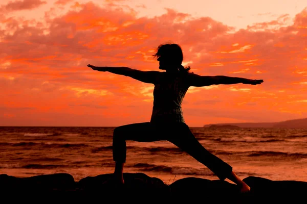 Practicing Yoga on Maui — Stock Photo, Image