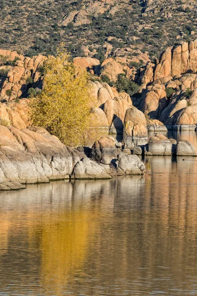 Watson Lake herfst reflectie — Stockfoto