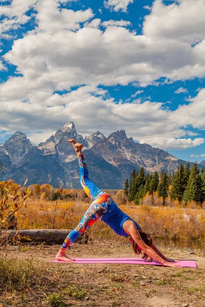 Praktisera Yoga i Tetons under hösten — Stockfoto