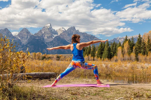 Praktisera Yoga i Tetons under hösten — Stockfoto