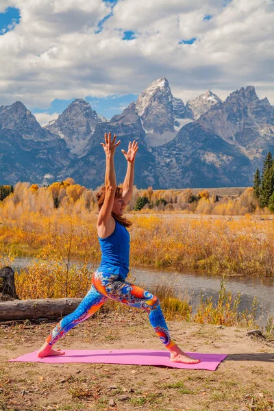 Het beoefenen van Yoga in de Tetons in herfst — Stockfoto