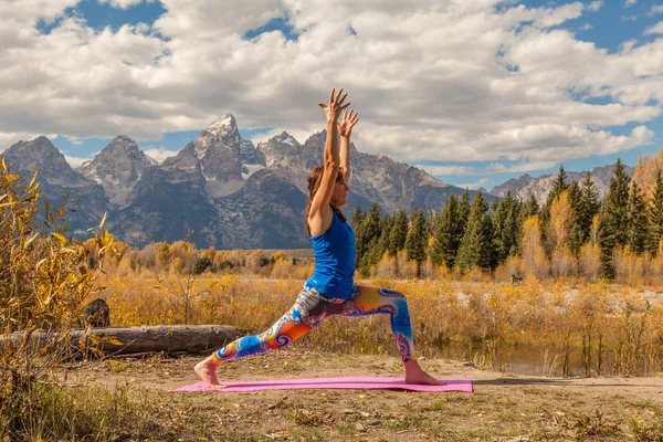 Het beoefenen van Yoga in de Tetons in herfst — Stockfoto