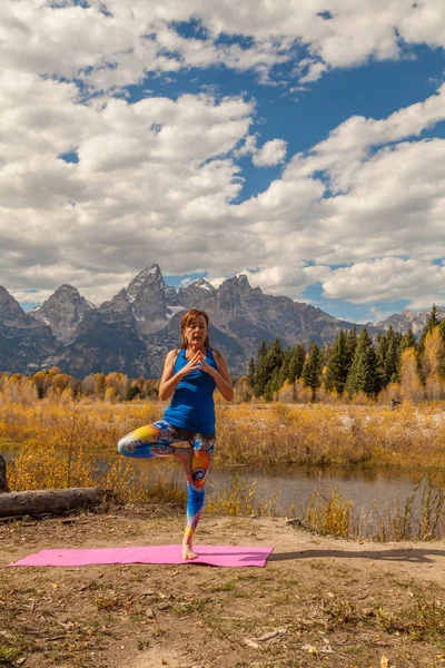 Het beoefenen van Yoga in de Tetons in herfst — Stockfoto