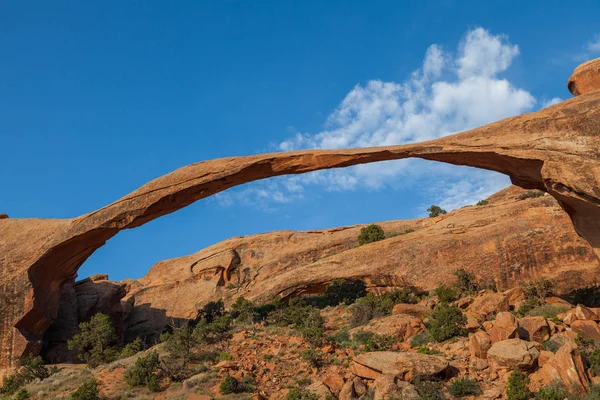 Живописная ландшафтная арка — стоковое фото