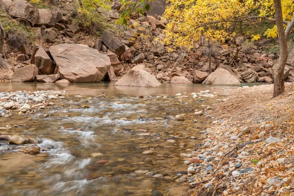 Autunno sul fiume vergine — Foto Stock