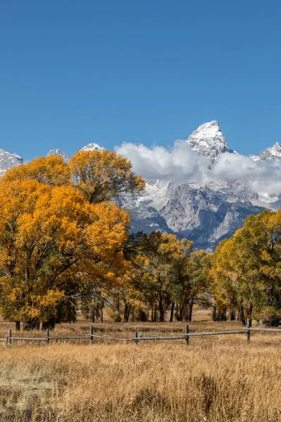 Schilderachtige herfst landschap in thetetons — Stockfoto