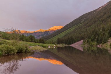 Gün batımında dağ yansıma