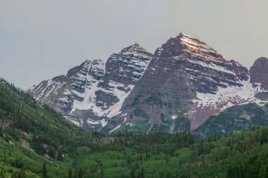 Yaz aylarında doğal dağ manzarası